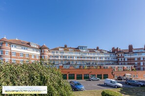 Exterior - Luxury 2BR apartment 500m from beach and close proximity to New Forest  (Boscombe, Bournemouth)