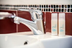Dusche, Haartrockner, Bidet, Handtücher