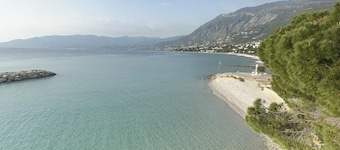 Casa tradicional sobre la ola del mar