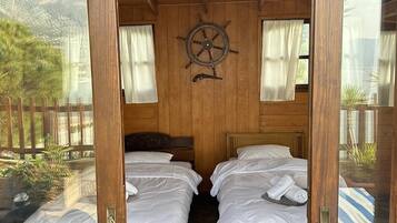 4 bedrooms, desk, iron/ironing board, WiFi (free)