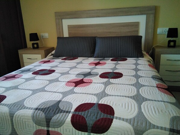 3 dormitorios, tabla de planchar con plancha, ropa de cama