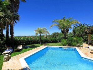 Outdoor pool - Luxury Villa With Private Pool And Beautiful Landscaped Garden In Gramacho Golf, (Lagoa)