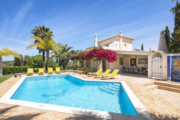 Outdoor pool - Luxury Villa With Private Pool And Beautiful Landscaped Garden In Gramacho Golf, (Lagoa)