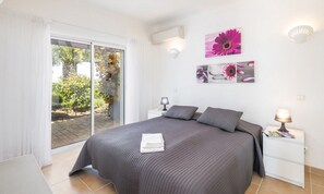 4 soverom, safe på rommet, skrivebord og strykejern/-brett