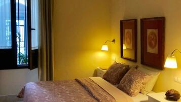 1 dormitorio, tabla de planchar con plancha, ropa de cama