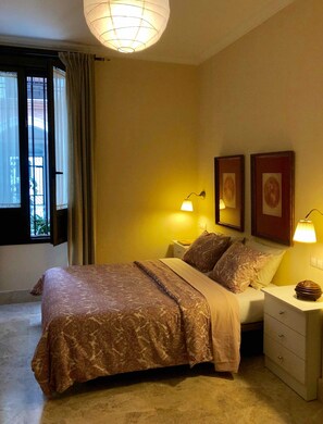 1 dormitorio, tabla de planchar con plancha, ropa de cama