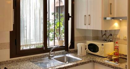 Asunto Antequeran keskustassa, pysäköinti samassa ilmaisessa rakennuksessa