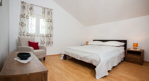 4 dormitoris, escriptori, planxa i posts de planxar i Internet 