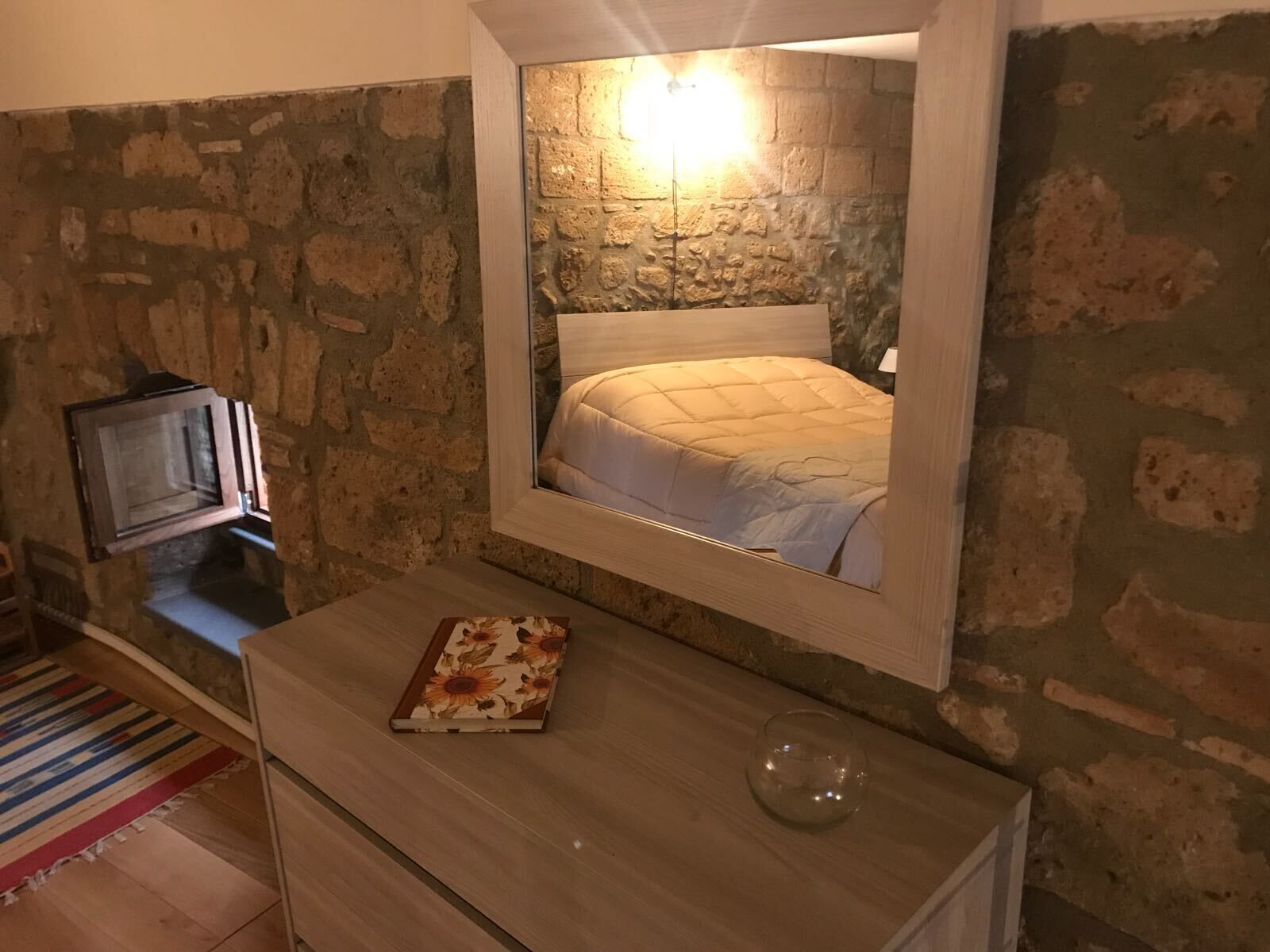 1 室のベッドルーム、デスク、防音設備、アイロン / アイロン台