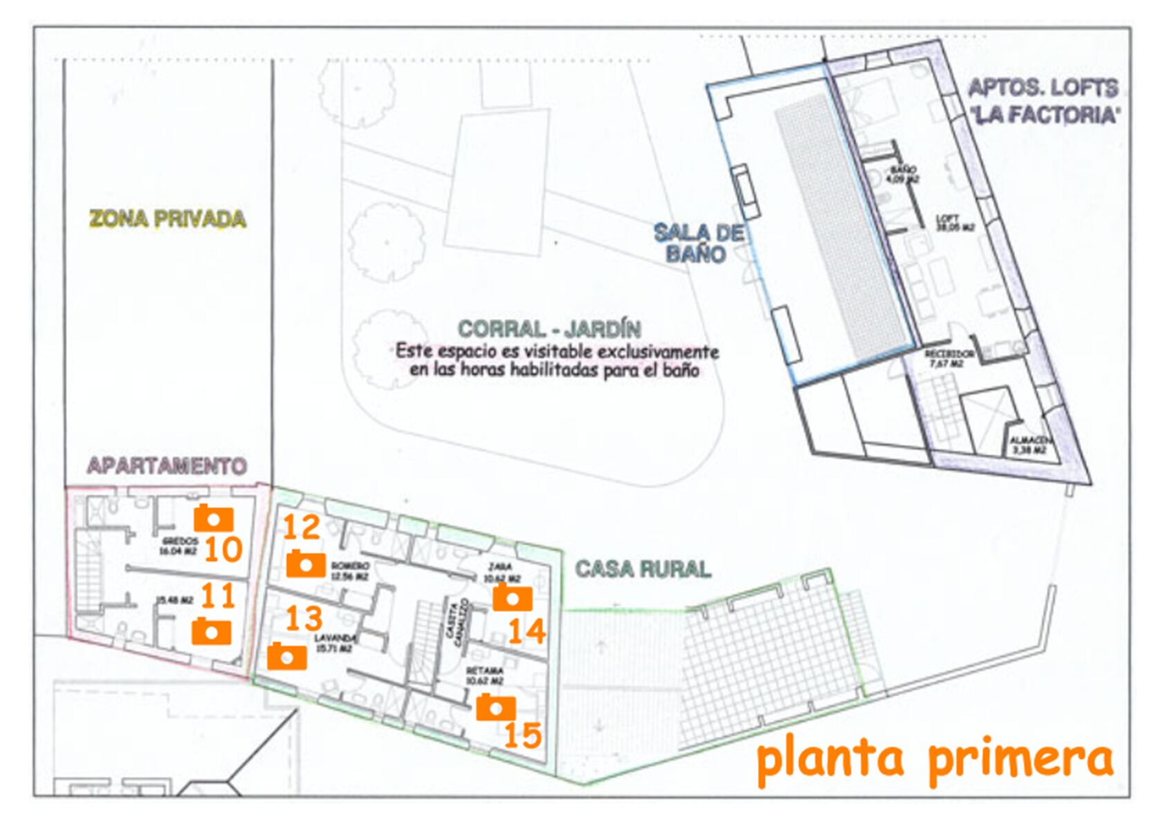 En plantegning af ejendom med mærkede rum og områder såsom 'APARTAMENTO', 'CORRAL - JARDÍN', 'SALA DE BAÑO', 'APTOS. LOFTS' og 'planta primera'.