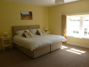 3 bedrooms, iron/ironing board, travel crib, bed sheets - Tastefully renovated, ideally located cottage for a peaceful or active break. (Cornhill-on-Tweed)