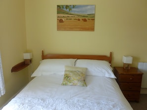 3 bedrooms, iron/ironing board, travel crib, bed sheets - Tastefully renovated, ideally located cottage for a peaceful or active break. (Cornhill-on-Tweed)