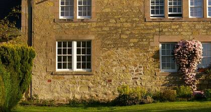 Tyylikkäästi uusittu, ihanteellisella paikalla mökki rauhallisen tai aktiivisen loman viettoon.