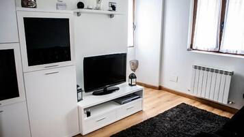 Una televisión, una chimenea