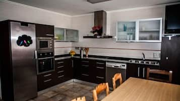 Private kitchen | Fridge, microwave, oven, stovetop