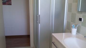 Haartrockner, Handtücher, Seife, Toilettenpapier