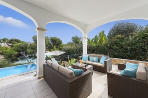 Terrace/patio - Luxury Beachfront Villa on the beach, 40M to town. Private and peaceful. Bliss (Santanyí)