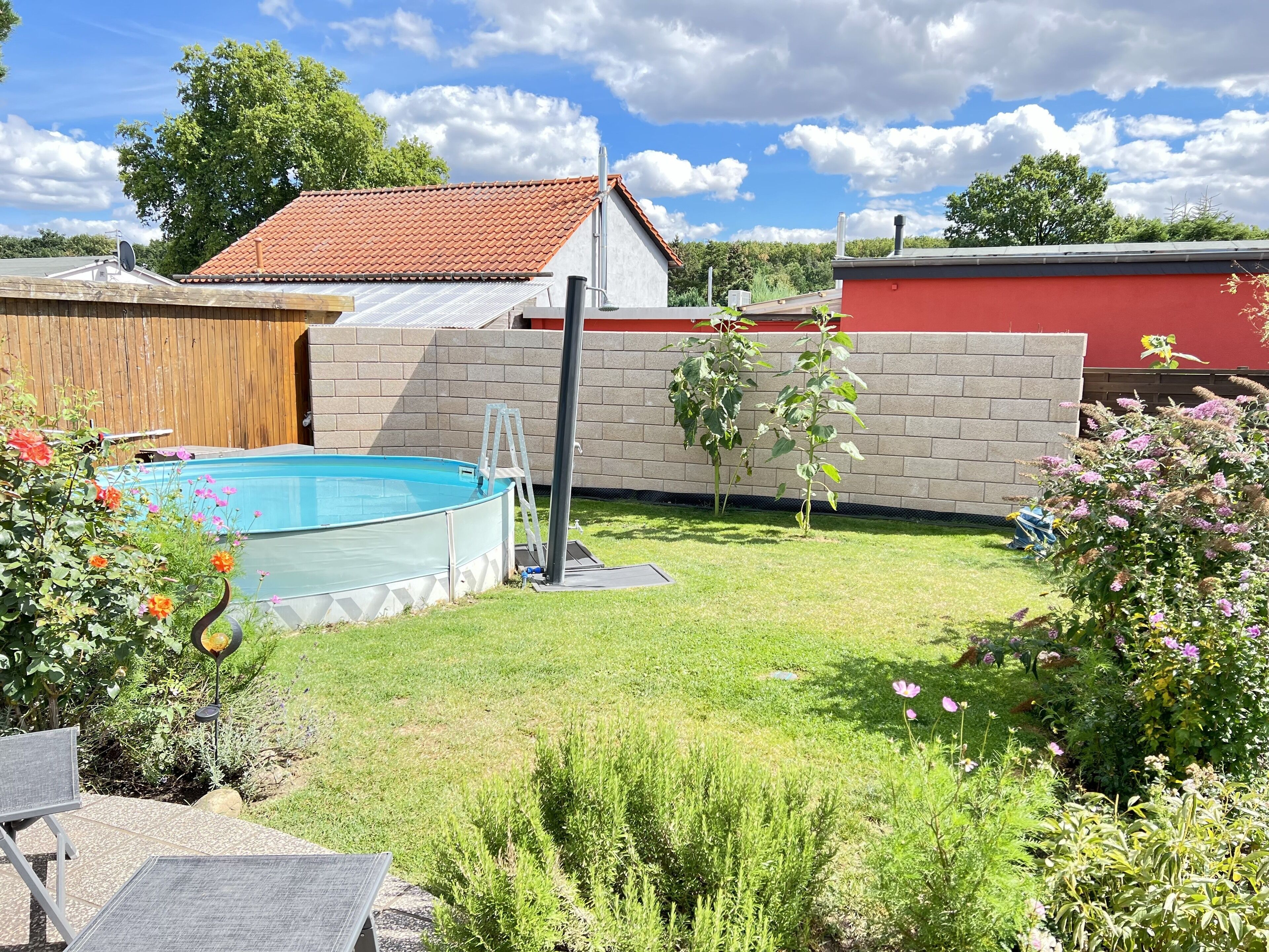 Una piscina al aire libre, una piscina climatizada