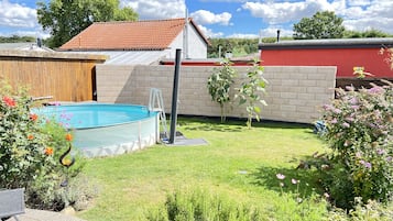 Una piscina al aire libre, una piscina climatizada