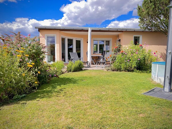 Terrace/patio - Holiday home on Lake Niegripper with pool (Schartau)