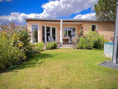 Holiday home on Lake Niegripper with pool