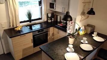 Kühlschrank, Mikrowelle, Ofen, Herdplatte