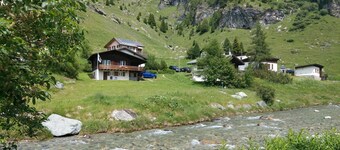 Enebolig ved elven innen gangavstand fra landsbyen og skiheiser