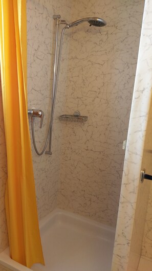 Dusche, Haartrockner, Seife, Toilettenpapier