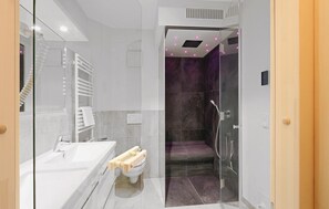 A modern bathroom with a bathtub, toilet, and shower area. - Dünenvilla 15, Whg 3 (Travemünde Waterfront)