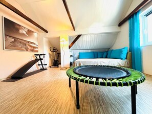 2 bedrooms, desk, iron/ironing board, WiFi