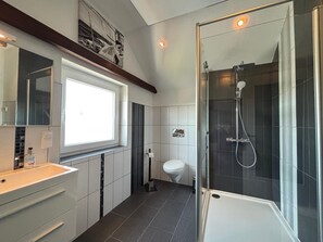 Badewanne, Haartrockner, Handtücher, Seife