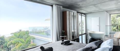 3 室のベッドルーム、デスク、アイロン / アイロン台、旅行用ベビーベッド