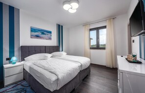 5 bedrooms, in-room safe, free WiFi, bed sheets - 5 bedroom gorgeous home in Zminj (Zminj)