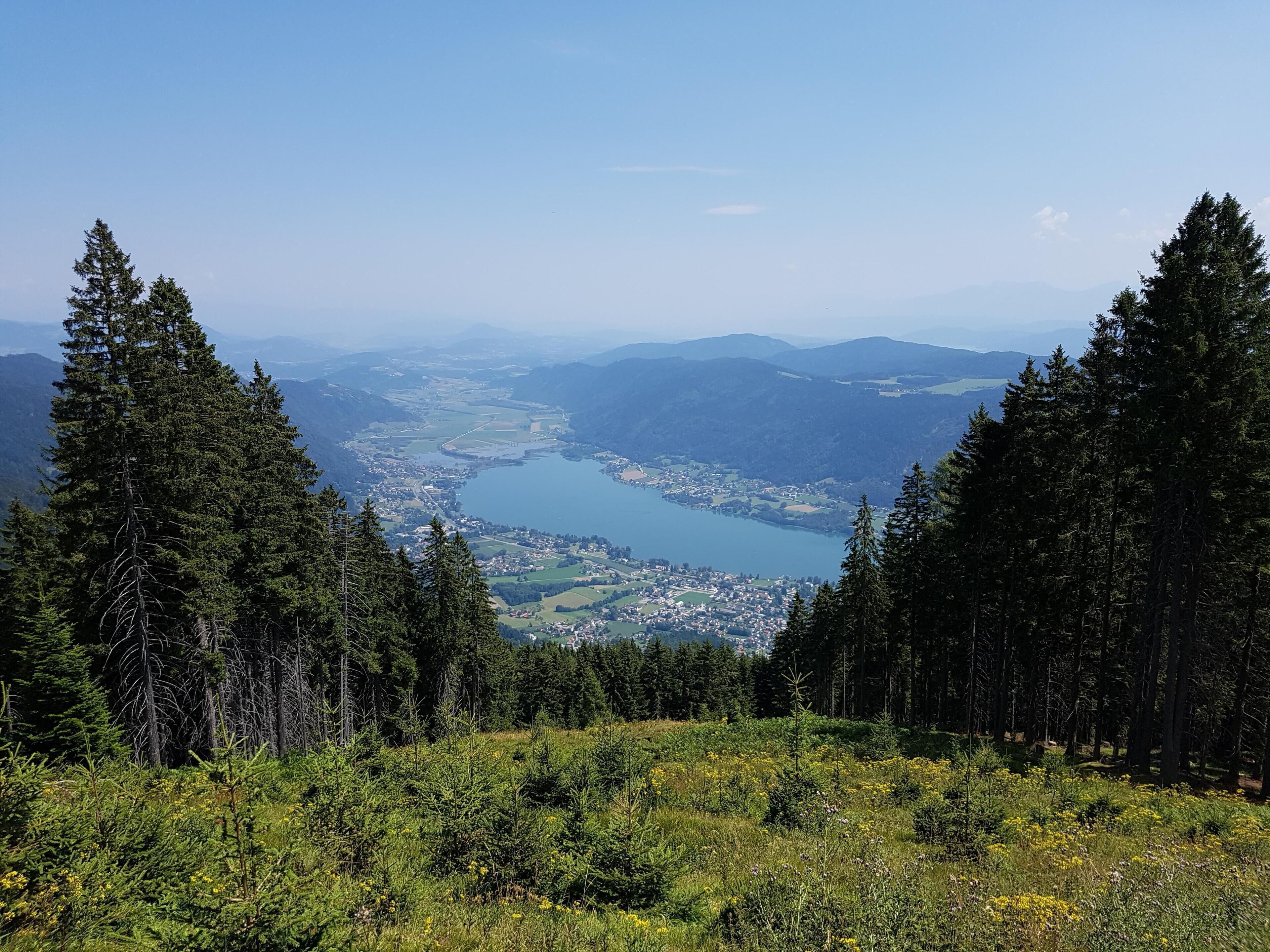 Eine Berglandschaft mit einem See und einer Stadt im Tal.