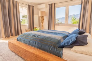 4 bedrooms, in-room safe, desk, iron/ironing board