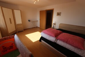 3 bedrooms, iron/ironing board, free WiFi, bed sheets