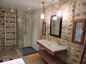 Baignoire, sèche-cheveux, papier toilette