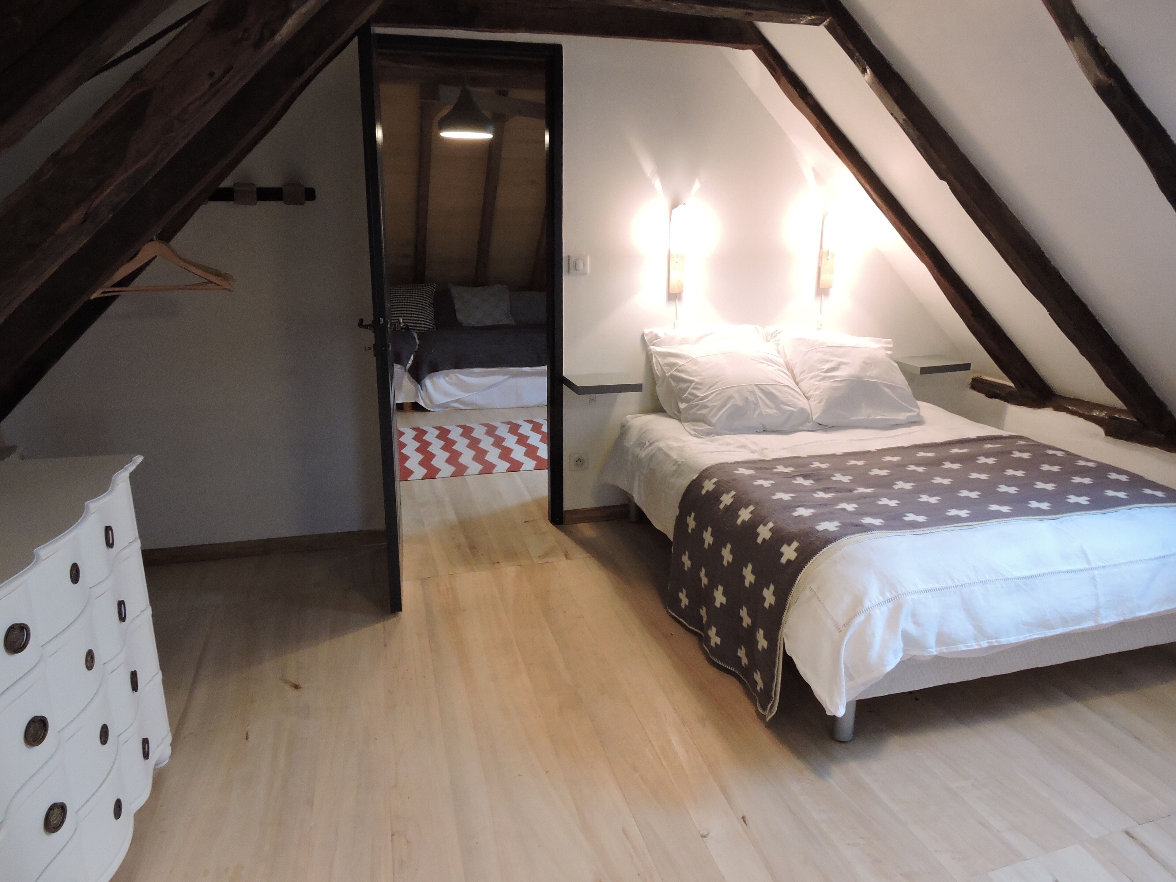 4 室のベッドルーム、デスク、アイロン / アイロン台、WiFi (無料)