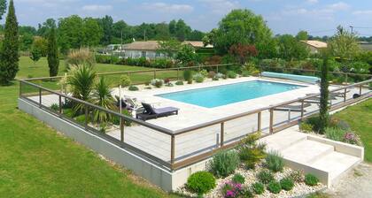 Casa de turismo amueblada de 4 **** en propiedad de 1ha2, piscina climatizada y estanque