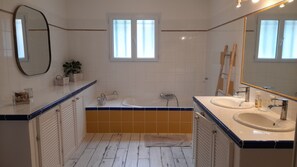 Combined shower/bathtub, hair dryer, towels, soap