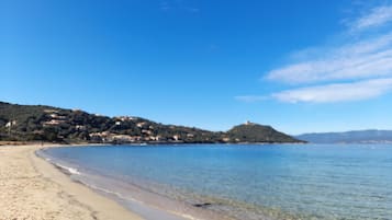 Playa en los alrededores y camastros