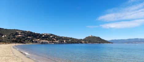 Plage à proximité, chaises longues