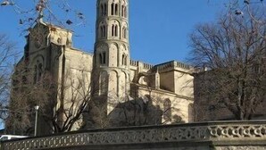 A historic building with a prominent tower and arched windows. - 400m to the center of Uzès, appartment for 4 people (Uzès)
