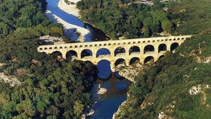 A large stone bridge over a river, surrounded by dense forest. - 400m to the center of Uzès, appartment for 4 people (Uzès)