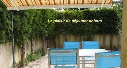 Uzes pie centro 400m de distancia. 4 pers. residencia tranquila, Jardín Piscina Tenis