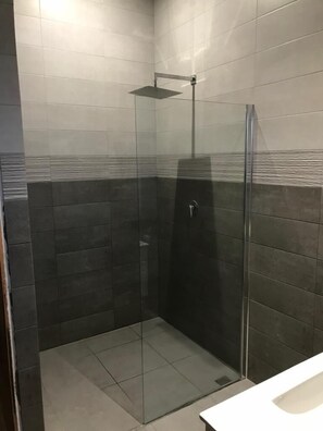 Chuveiro, produtos de toalete grátis, secador de cabelo, bidê