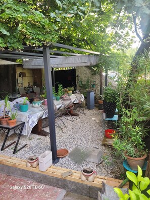 Outdoor dining - OLD VILLAGE HOUSE (Ruoms)