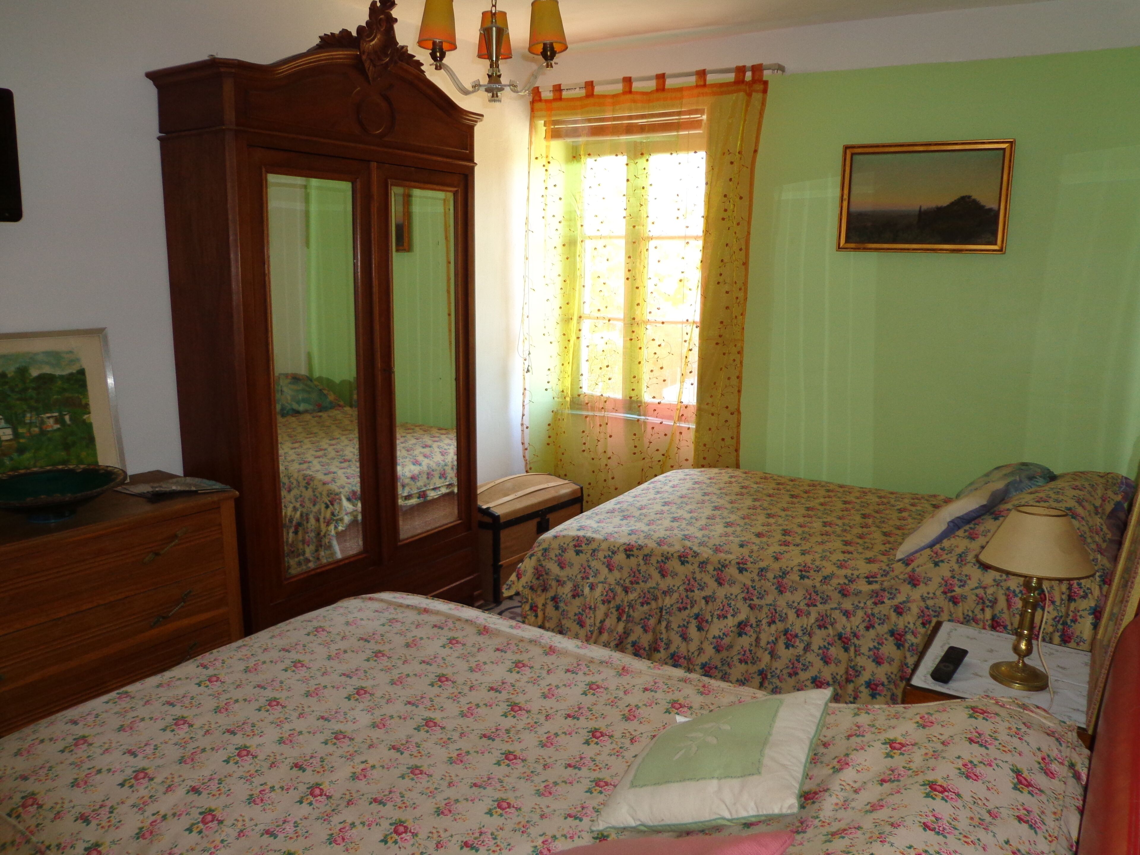 5 slaapkamers, een bureau, een strijkplank/strijkijzer, wifi