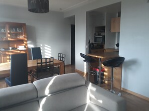 TV, DVD-spiller, bøker og filmbibliotek