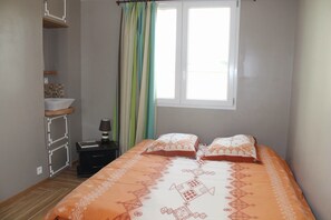 2 slaapkamers, een strijkplank/strijkijzer, wifi, beddengoed